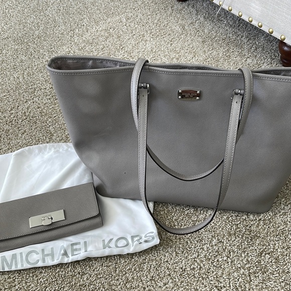 Michael Kors Handbags - Michael Kors grey purse set with dust bag